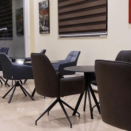 Hotel Luxor Pristina Esterno foto